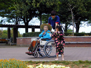 車椅子の老人と女の子